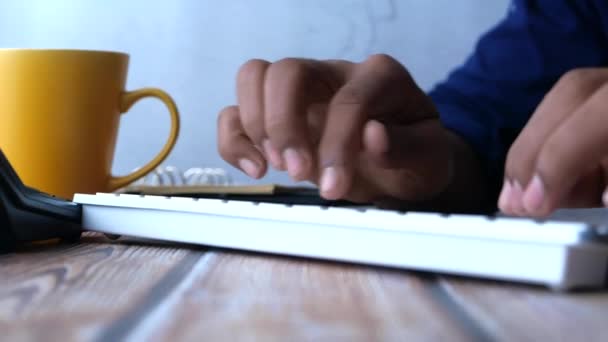 Primer plano de la mano del hombre escribiendo en el teclado en el escritorio de la oficina — Vídeo de stock