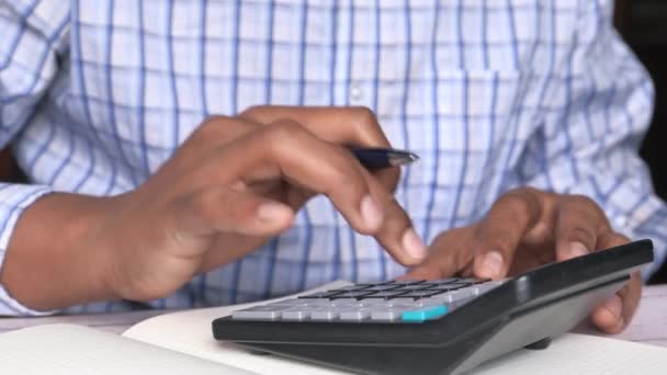 Close-up de homem usar calculadora na tabela, imposto e contabilidade — Vídeo de Stock