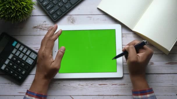 Vista superior del hombre uso de la mano tableta digital en el escritorio de oficina — Vídeos de Stock