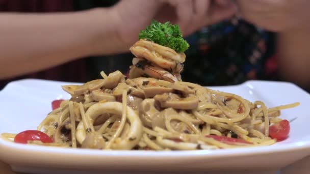 Closeup de nódulos frescos italianos na placa na mesa do restaurante . — Vídeo de Stock