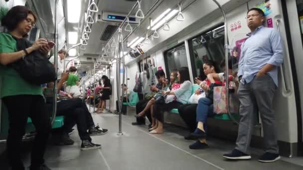 Inuti singapore Mrt tåg — Stockvideo