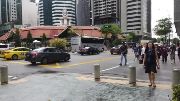 Ludzie przechodzący przez ulicę w singapore — Wideo stockowe