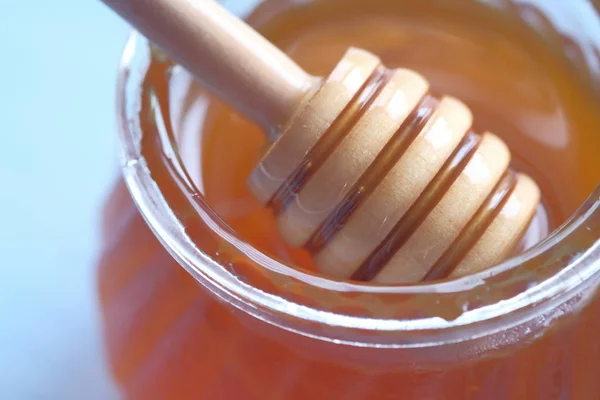 Primo piano di miele in un vaso su tavolo — Foto Stock