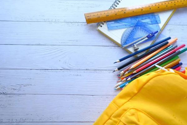 Назад до концепції школи на столі, шкільний мішок і олівець на столі — стокове фото