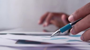 Kağıt üzerinde insan eli analiz grafiğini kapat 