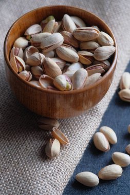 Fıstıklar bir kasede, masanın üstünde. 