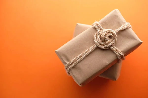 Верхний вид подарочной коробки на оранжевом фоне — стоковое фото