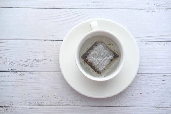 Vrchní pohled na zelený sáček čaje v šálku čaje — Stock fotografie