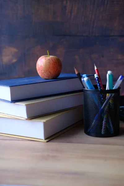 Pile de livre et pomme sur la table, retour à l'école — Photo