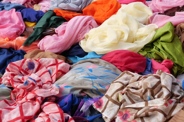 Sluiten van de textielverkoop op de lokale markt — Stockfoto
