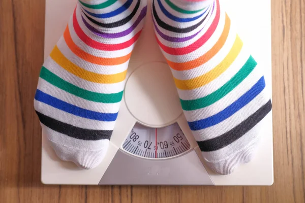 Вид зверху на жіночі ноги, що вимірюють вагу за шкалою — стокове фото