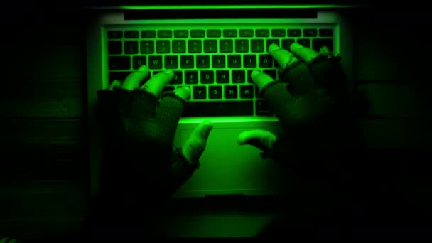Κορυφαία άποψη της πληκτρολόγησης hacker χέρι στο laptop — Αρχείο Βίντεο