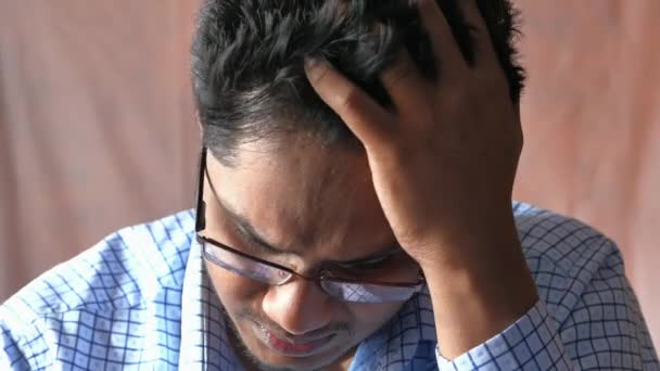 Szomorú, depressziós üzletember néz le, közelről — Stock videók