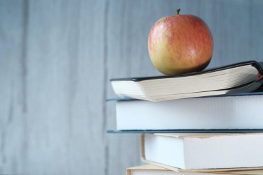 Elma yığını üzerinde kitap, okula dönüş konsepti. 
