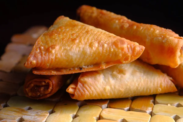 Primo piano di cibo piccante indiano spuntino sul tavolo — Foto Stock