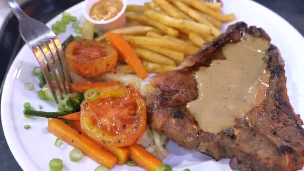 Close up of serving beef steak with vegetable on plate — Stok video