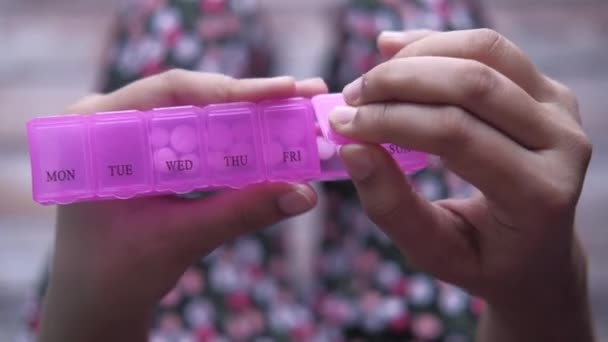 Vista superior de las mujeres que toman píldoras de la caja de pastillas — Vídeo de stock