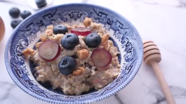 Fruta de la baya en la harina de avena en un tazón, cerrar — Vídeo de stock