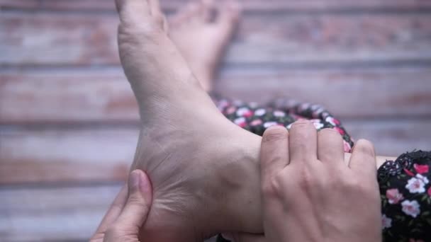 Top zicht van vrouwen die pijn lijden op de voeten — Stockvideo