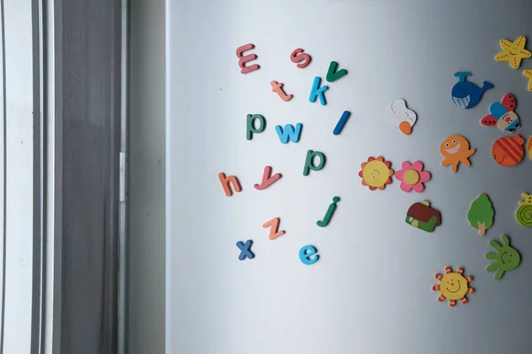 Carta u objeto colorido en el refrigerador, primer plano — Foto de Stock