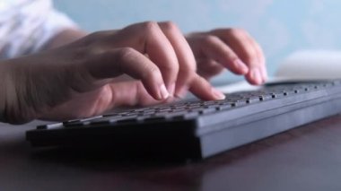 Klavyede el yazısı yazan kadınları kapat