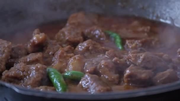 Kochen indischen Stil würzigen Rindfleisch-Curry, Nahaufnahme — Stockvideo