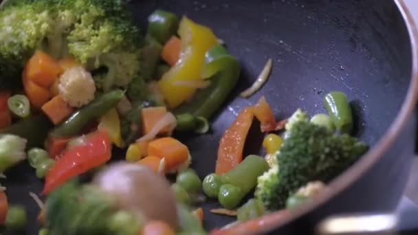 Cottura di verdure fresche in una ciotola, da vicino — Video Stock