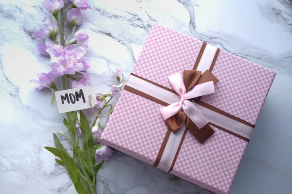 Concepto del día de la madre con caja de regalo y flor — Foto de Stock