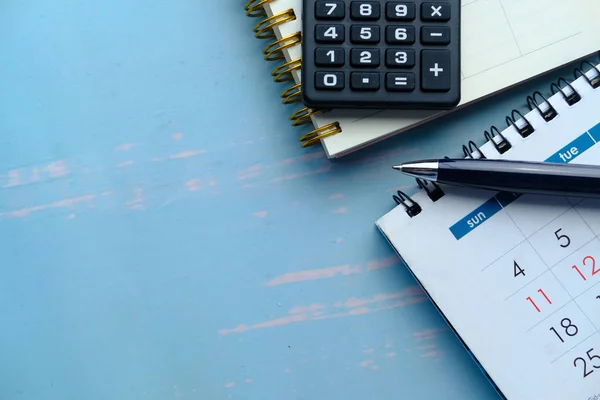 Vista superior del calendario, la pluma y el bloc de notas en la tabla —  Fotos de Stock