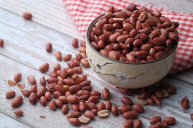 Masadaki kasedeki fıstık manzarası. 