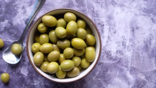 Pohled shora na olivu v misce na stole — Stock video