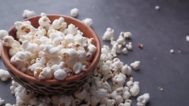 Sluiten van popcorn in een kom op tafel — Stockvideo