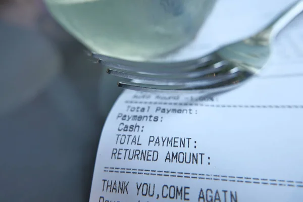 Cierre de la factura de recibo para el pago en la mesa de café — Foto de Stock