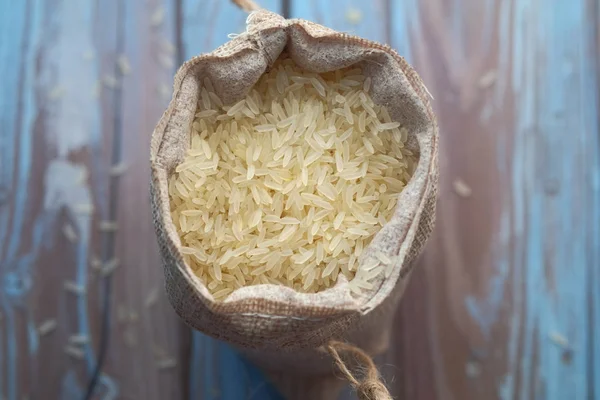 Вид сверху на сырой рис в сумке на столе — стоковое фото