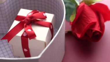 Masadaki Sevgililer Günü hediye kutusunu kapat. 