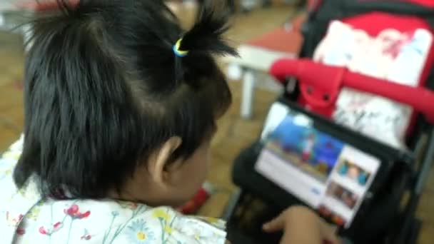 Primer plano de bebé niño viendo dibujos animados en la tableta digital — Vídeo de stock