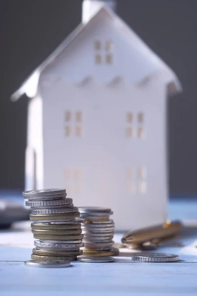 Conceito de finanças em casa com moeda e casa na mesa — Fotografia de Stock