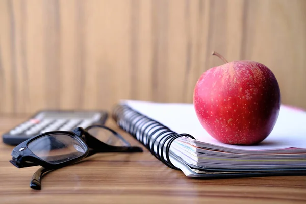 Gros plan de pomme sur un bloc-notes sur la table — Photo