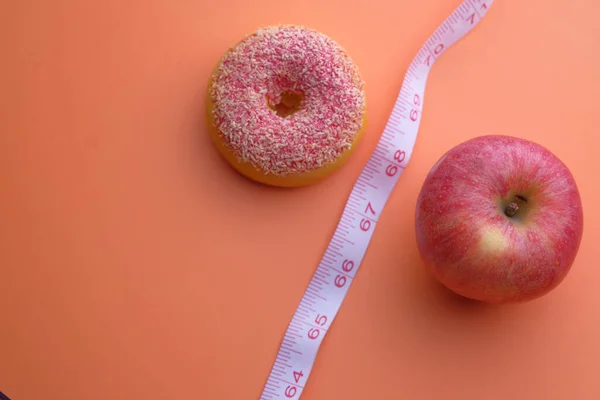 Vista superior de maçã e rosquinhas na mesa, conceito de dieta saudável — Fotografia de Stock