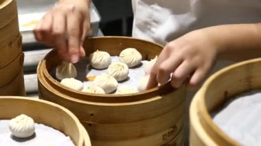 Cafe 'deki hamur köftesinin öncülüğünü kapat. 