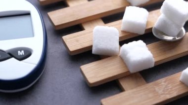 Masadaki şeker ve şeker ölçüm araçlarını kapat