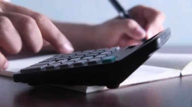 Kadınların el yapımı hesap makinesini kapat 