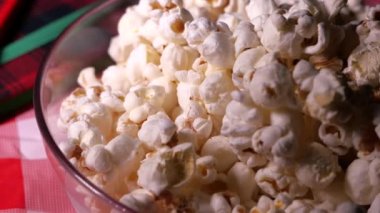 Bir kasede patlamış mısır yakın 