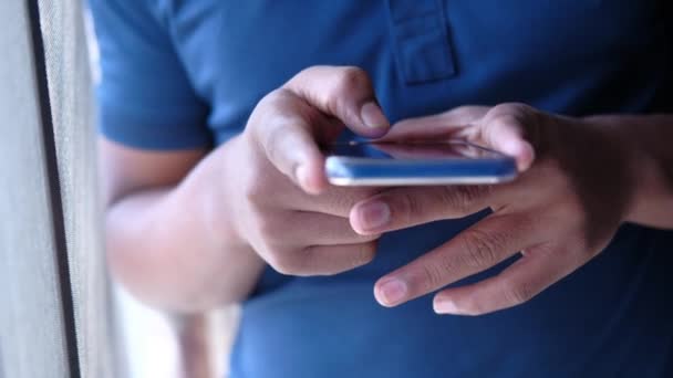 Közelről férfi kéz használata okos telefon — Stock videók