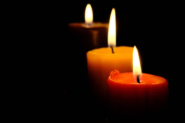Vicino alla candela accesa di notte — Foto Stock