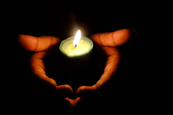 Nahaufnahme brennender Kerzen in der Nacht — Stockfoto