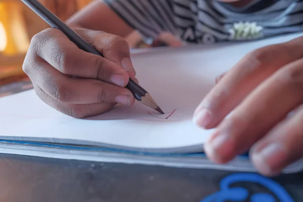 Primo piano del bambino che disegna su carta con la matita di colore — Foto Stock