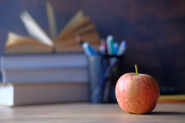 Gros plan de pomme et livre sur la table — Photo