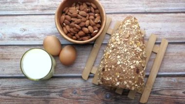 Sabah kahvaltısı için süt ürünlerinin en üst görüntüsü. 