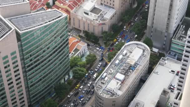 Vista de ángulo alto del tráfico y edificios financieros en Singapur en la carretera Orchad — Vídeos de Stock